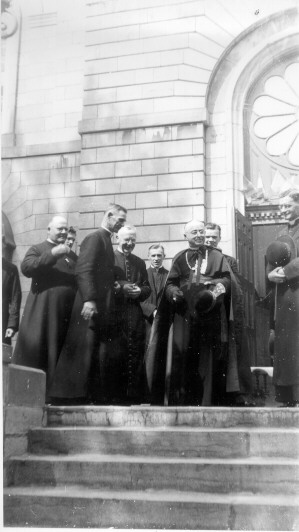 Monseigneur Villeneuve, l'abb&eacute; Vaillancourt et le cur&eacute; Chevalier